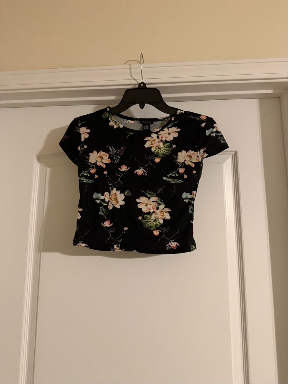 Rue21 Black Floral Short Sleeve Crop Top